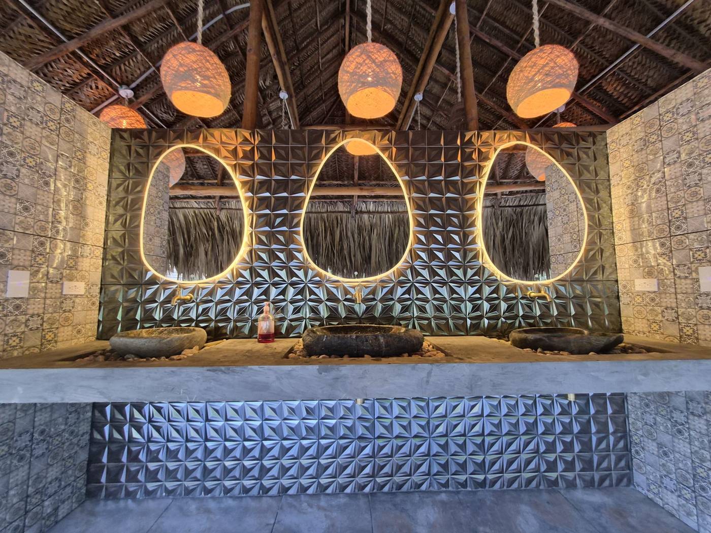 Baños compartidos bajo la palapa