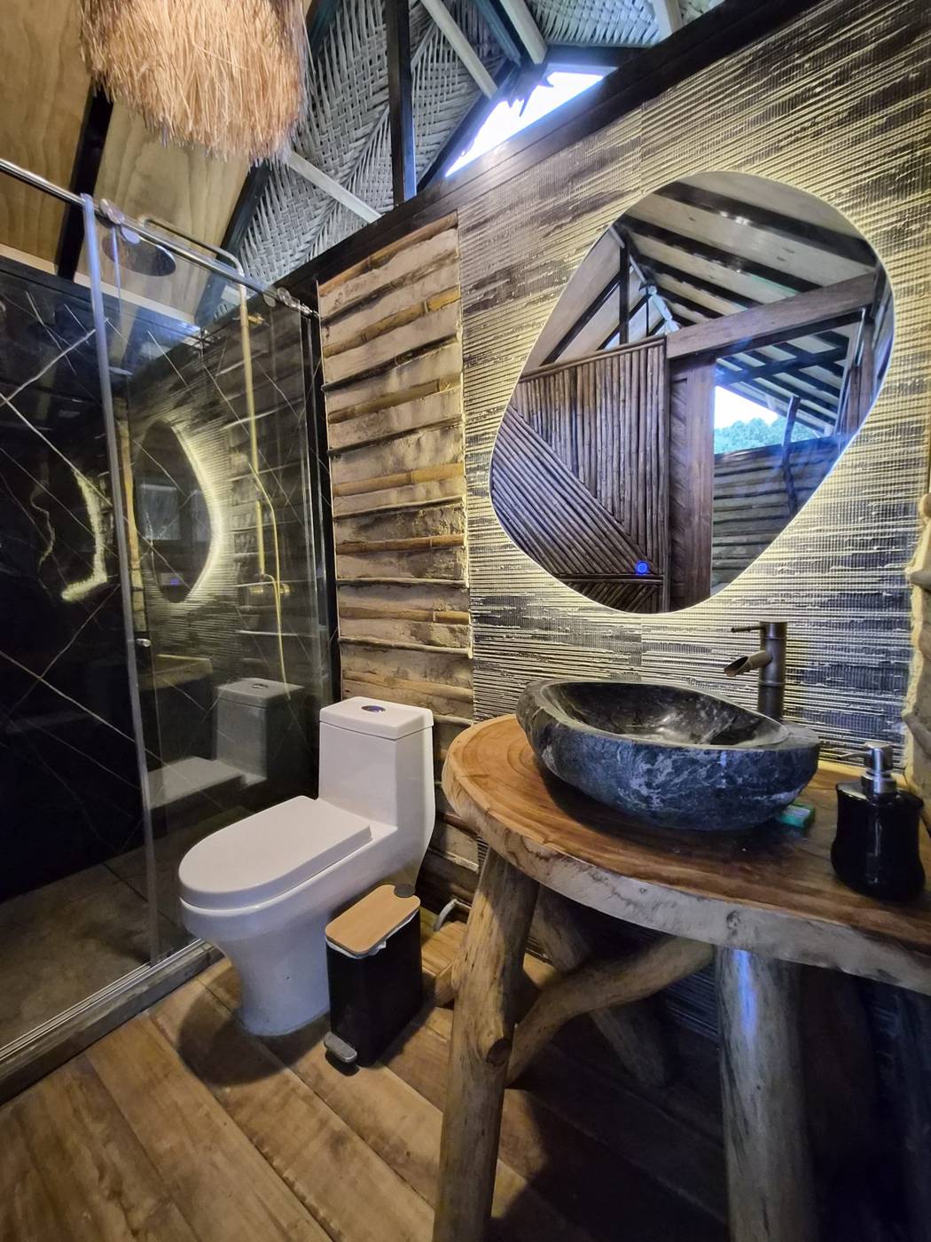 Baño privado con lavamanos de piedra