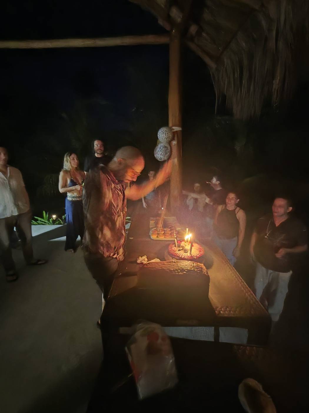 Fogata de noche con gente alrededor