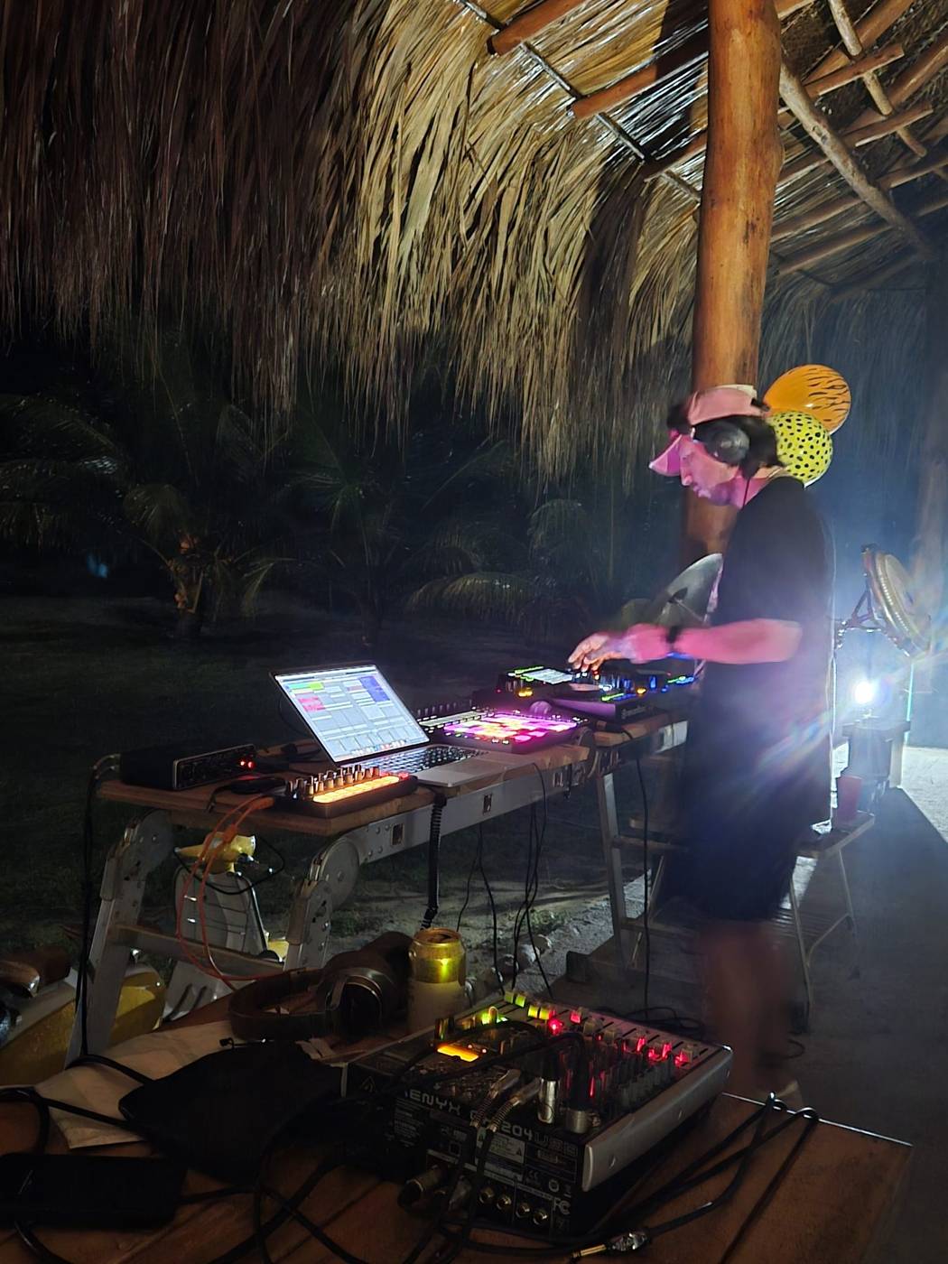 DJ tocando bajo la palapa