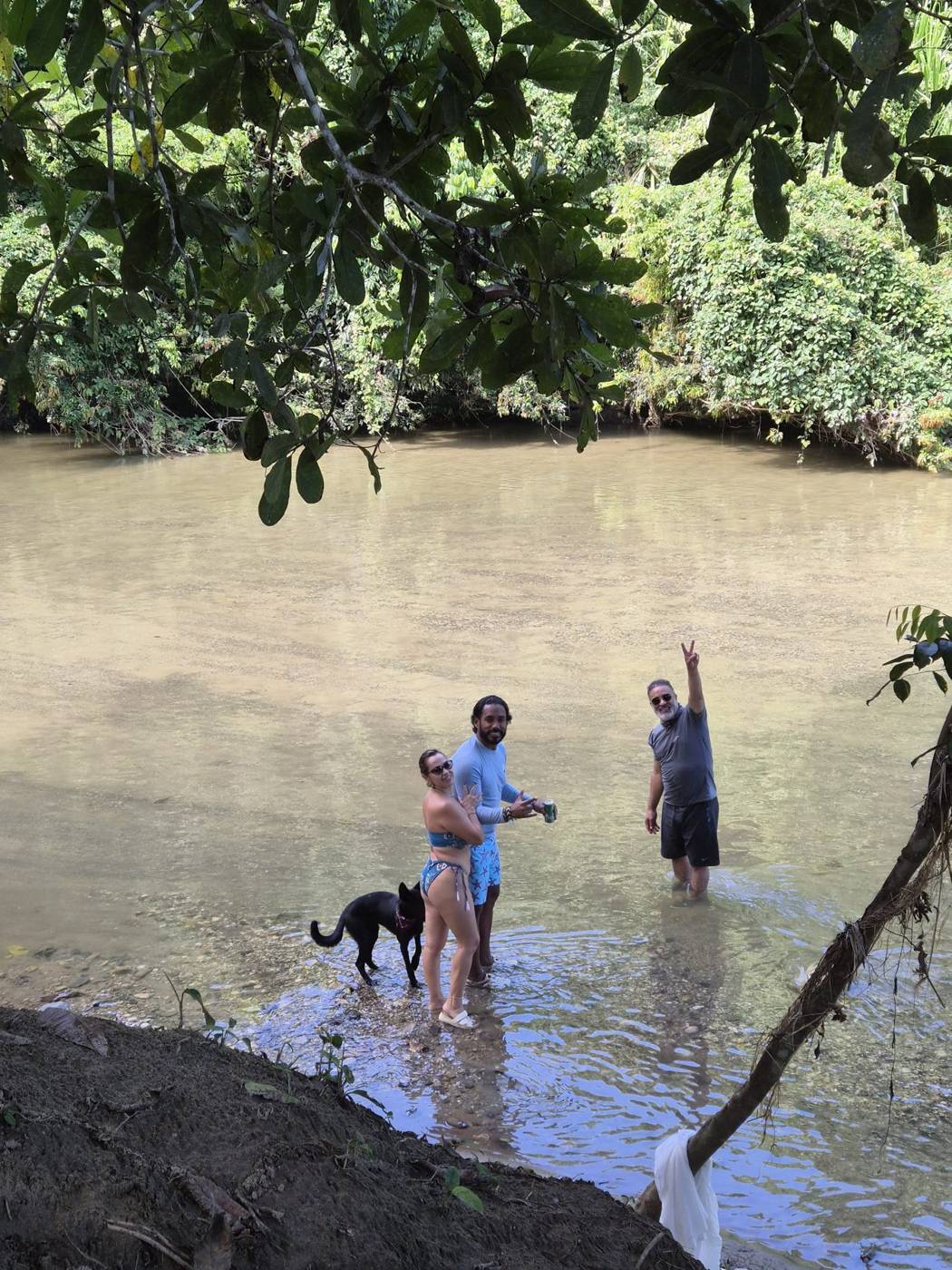 Gente en el río Mendihuaca