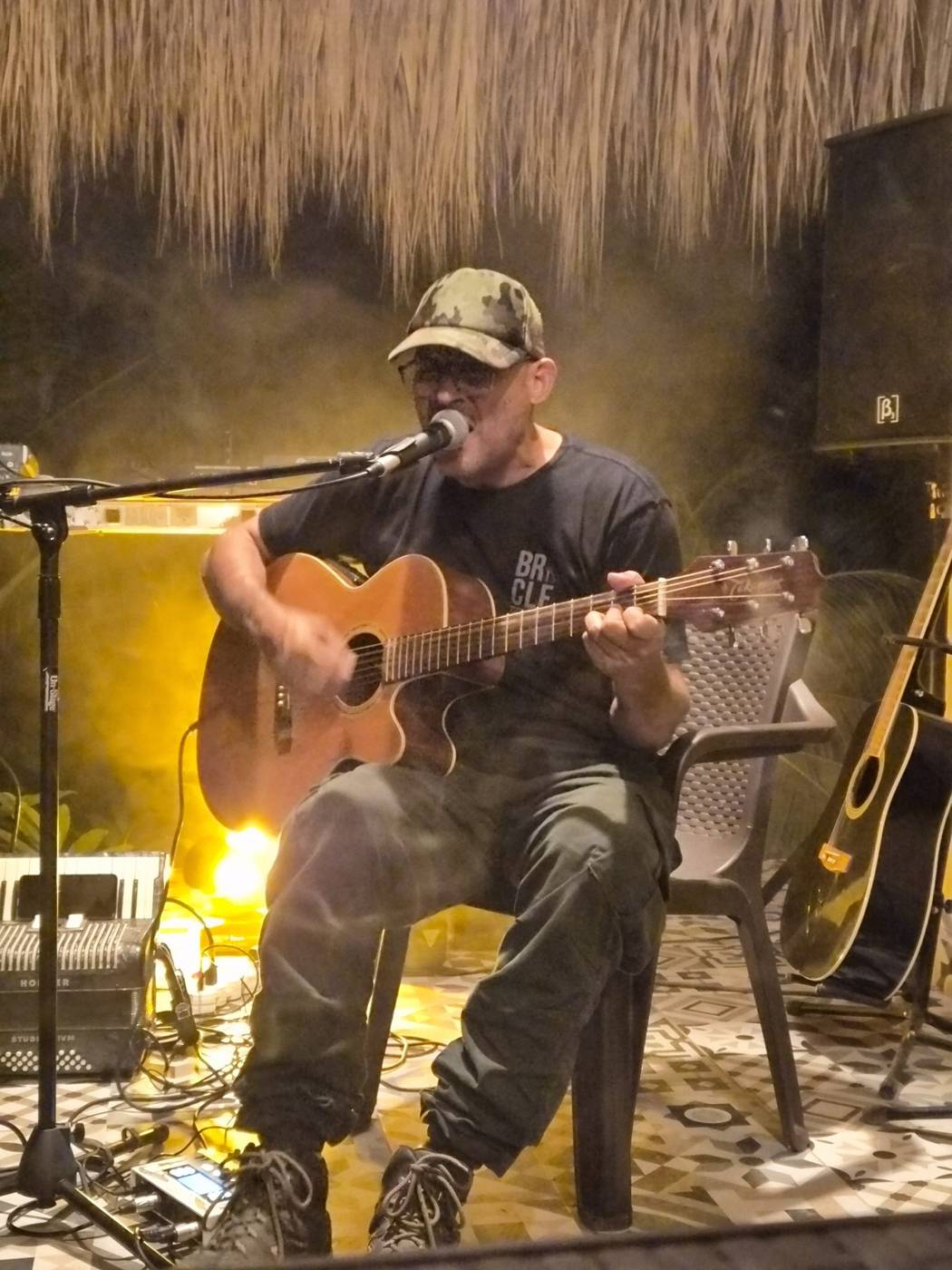 Guitarrista en el bar