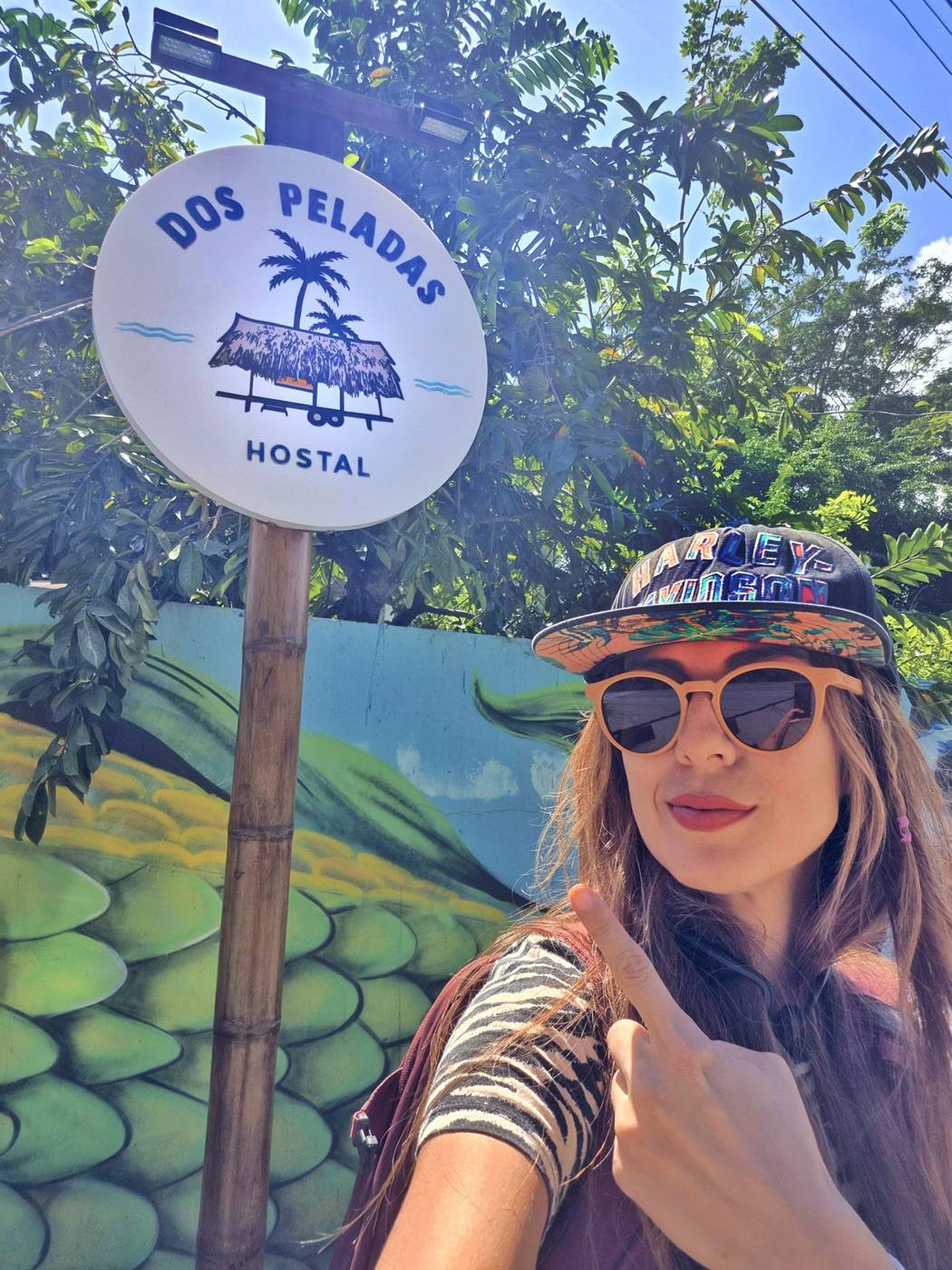 El letrero de Dos Peladas Hostal